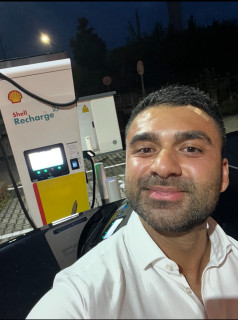 Ladestation, 22:03 Uhr, Shell in Wuppertal. 🔋🚗 Reichweite fast bei null – Stimmung bei 100.