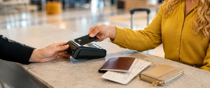 Bezahlen im Urlaub: Bargeld oder mit Karte?